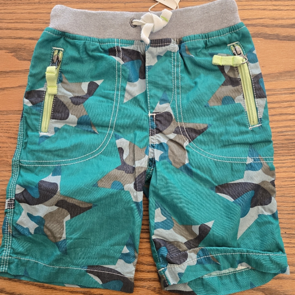 New Mini Boden green camouflage camo star adventure shorts - Size 5 boys summer
